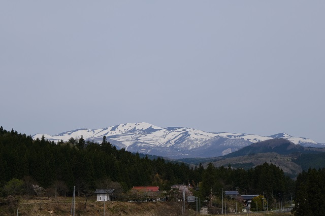 荒屋敷地内から見た栗駒山。