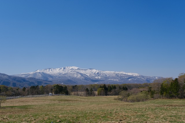 深山牧野から見た栗駒山