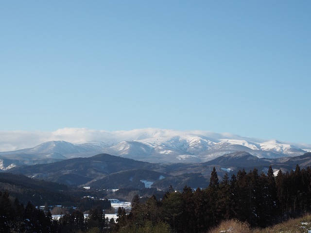 津花地内から見た栗駒山の風景写真。