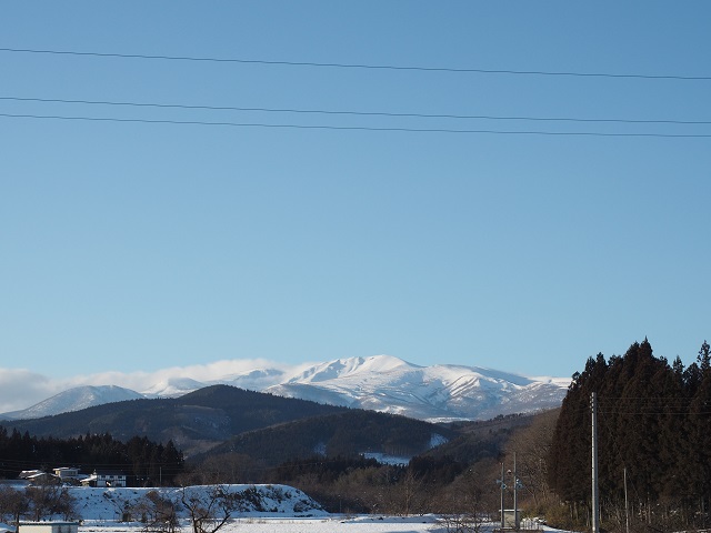 津花地内から見た栗駒山の風景写真。