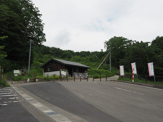 世界谷地入り口の駐車場の風景写真