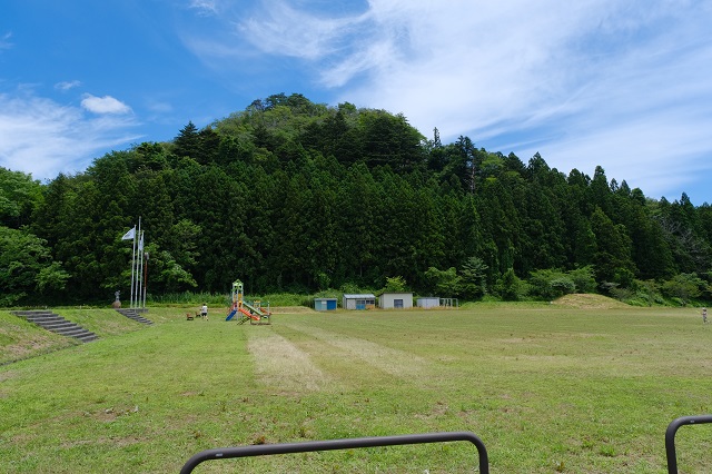 栗駒山麓ジオパークビジターセンターの前の公園の風景写真