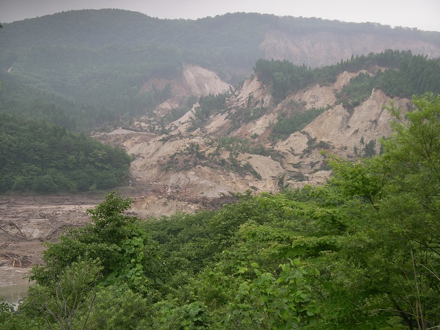 荒砥沢ダムの崩落三か月後の写真