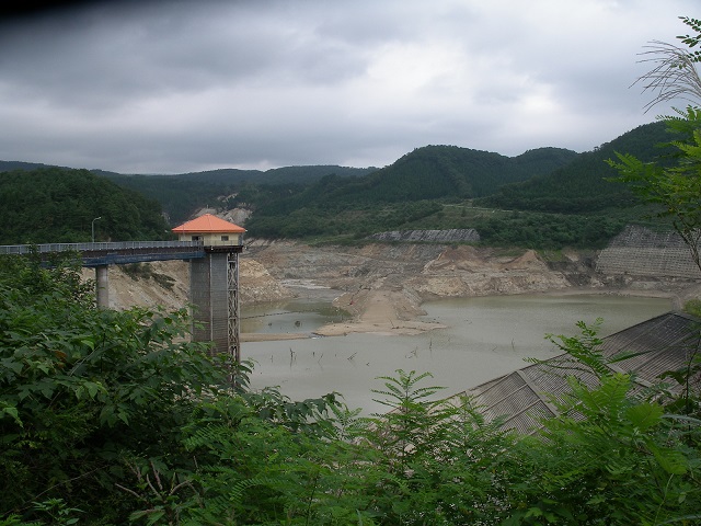 荒砥沢ダムの崩落三か月後の写真