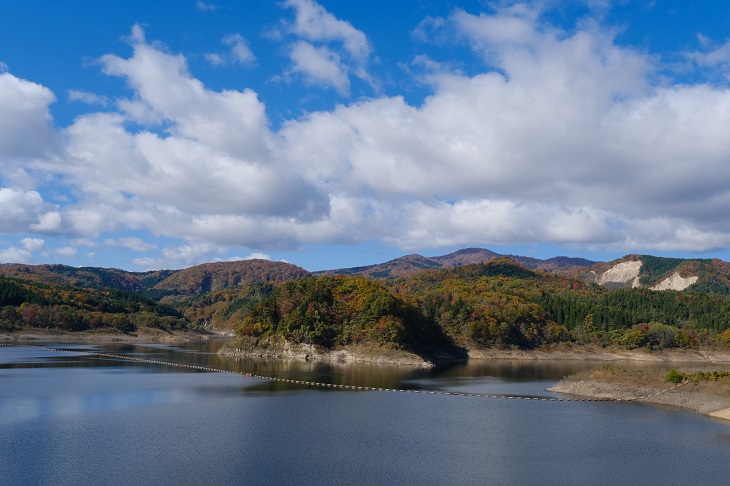 荒砥沢ダムの紅葉の写真