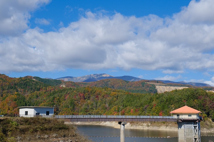 荒砥沢ダムの紅葉の写真