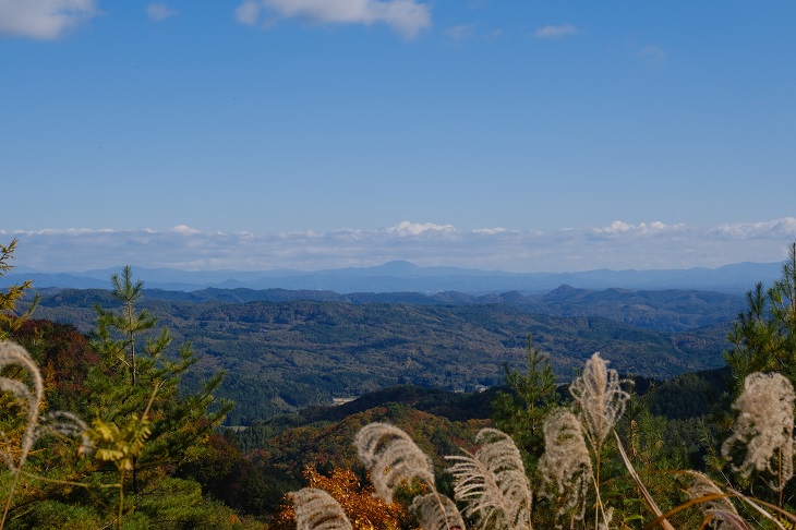 深山牧野から見た文字地区の風景写真