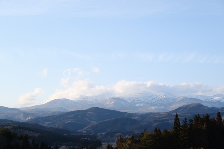 中里地区から見た栗駒山の冬の風景