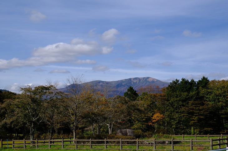 深山牧野の秋の風景写真