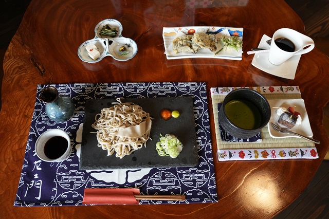 田舎蕎麦きく天付き